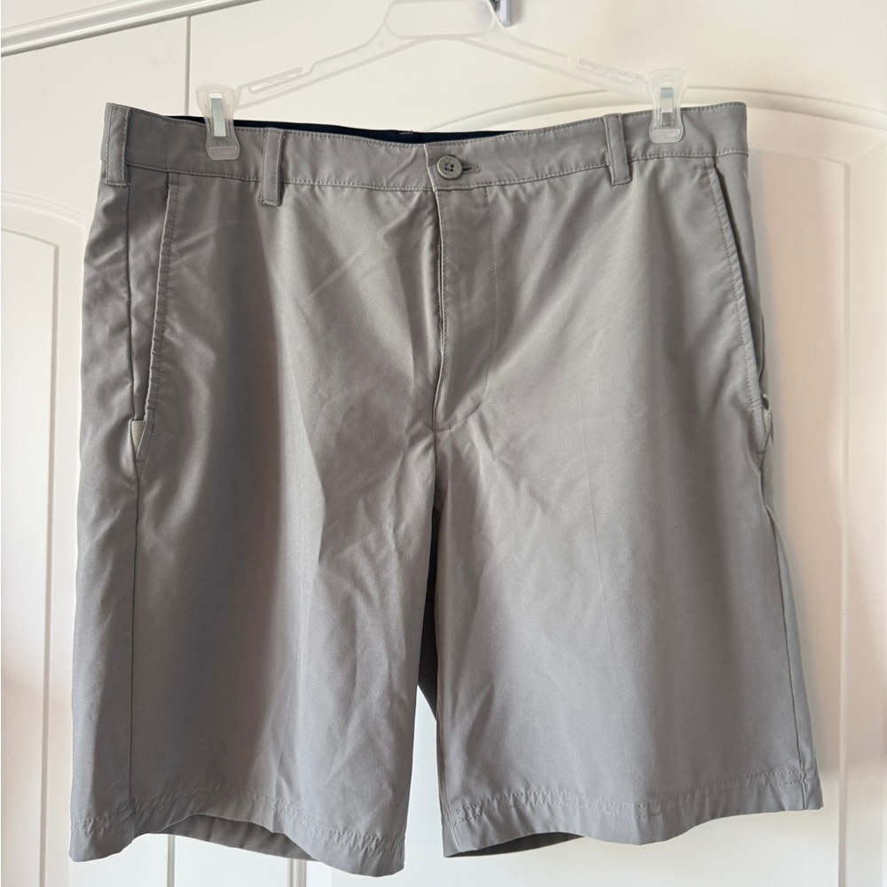 Izod Gray Flat Front Men’s Golf Shorts
